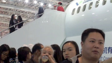 Посмотреть на китайский авиалайнер С-919 собралась огромная очередь Посмотреть на китайский авиалайнер С-919 собралась огромная очередь