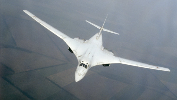 Сверхзвуковой стратегический бомбардировщик Ту-160. Архивное фото