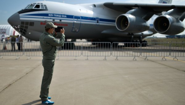Посетитель у самолета Ил-76МД-90А на Международном авиационно-космическом салоне МАКС-2015 в подмосковном Жуковском. Архивное фото