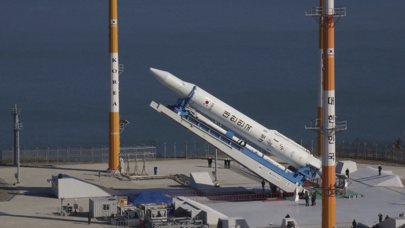 Подготовка к старту корейской ракеты-носителя KSLV-1 (Naro-1), в основе первой ступени которой лежит блок УРМ-1. Фото KARI