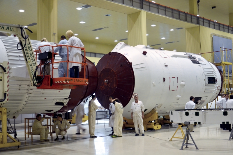 Сборка первой лётной ракеты «Ангара-1.2ПП» перед отправкой на космодром Плесецк. Фото из архива журнала «Новости космонавтики»