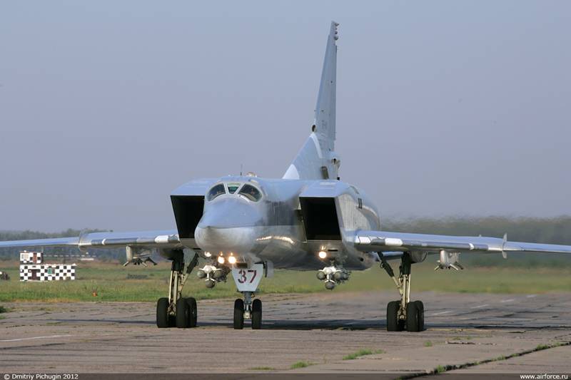 Самолет Ту-22М3-01 (изд. «45-03-01») с комплексом СВП-24-22 разработки АО «Гефест и Т» Ту-22М3М борт №37 красный RF-94145, авиабаза Дягилево / Рязань, июль 2012 г.